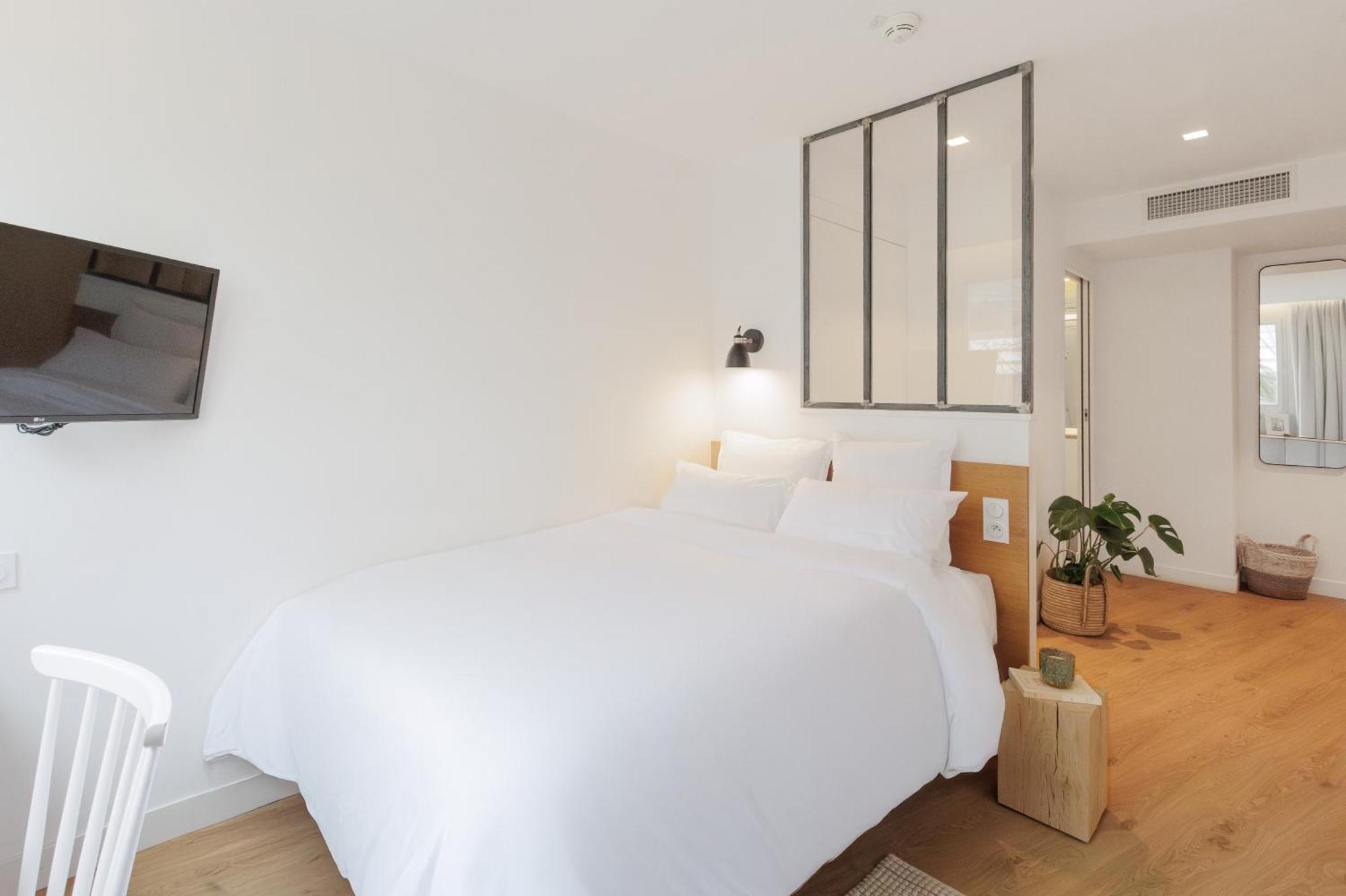 Double Room,1743698163:JPEG
